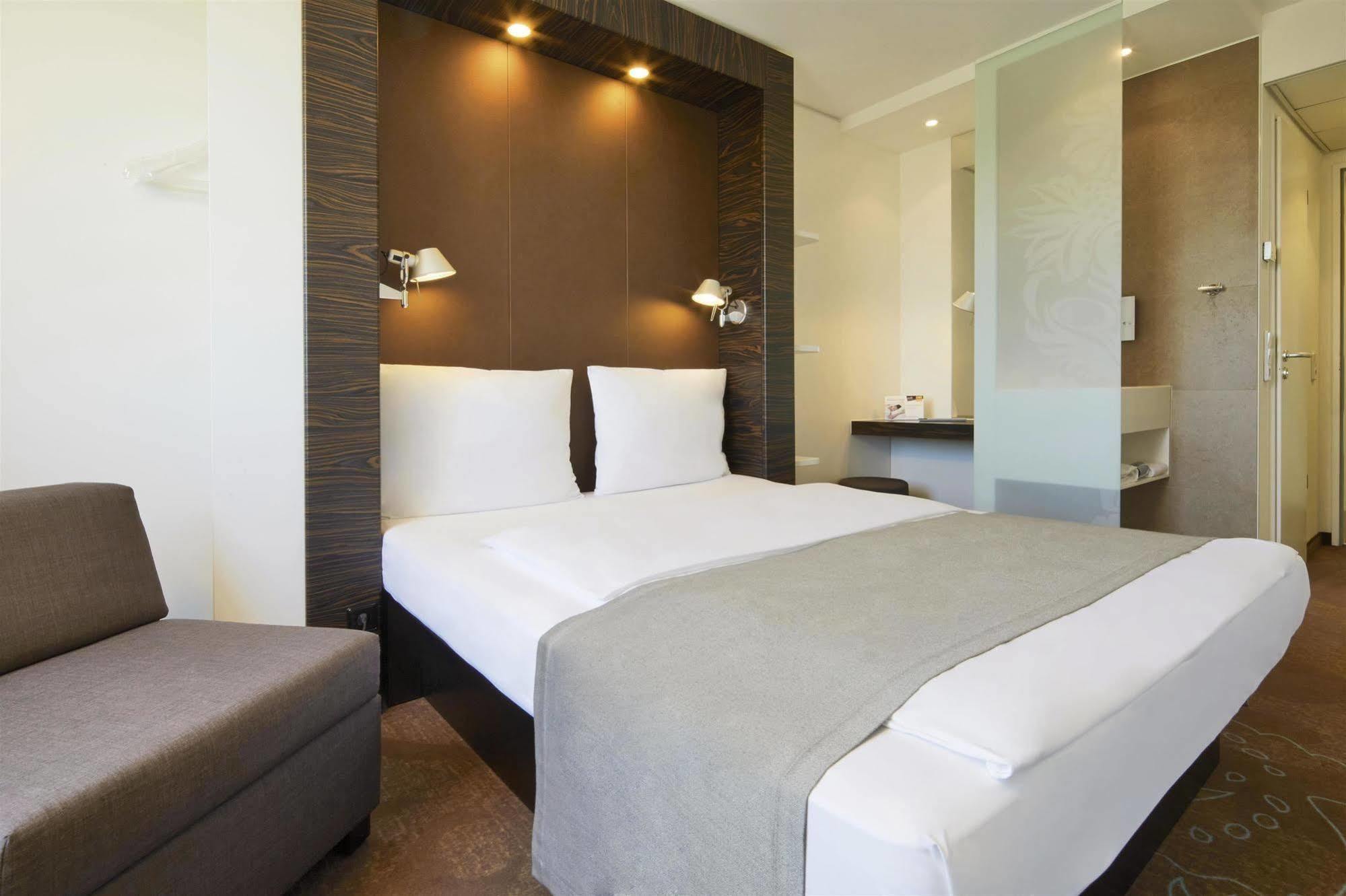 B&B Hotel Muenchen-พุทซ์บรูนน์ ภายนอก รูปภาพ