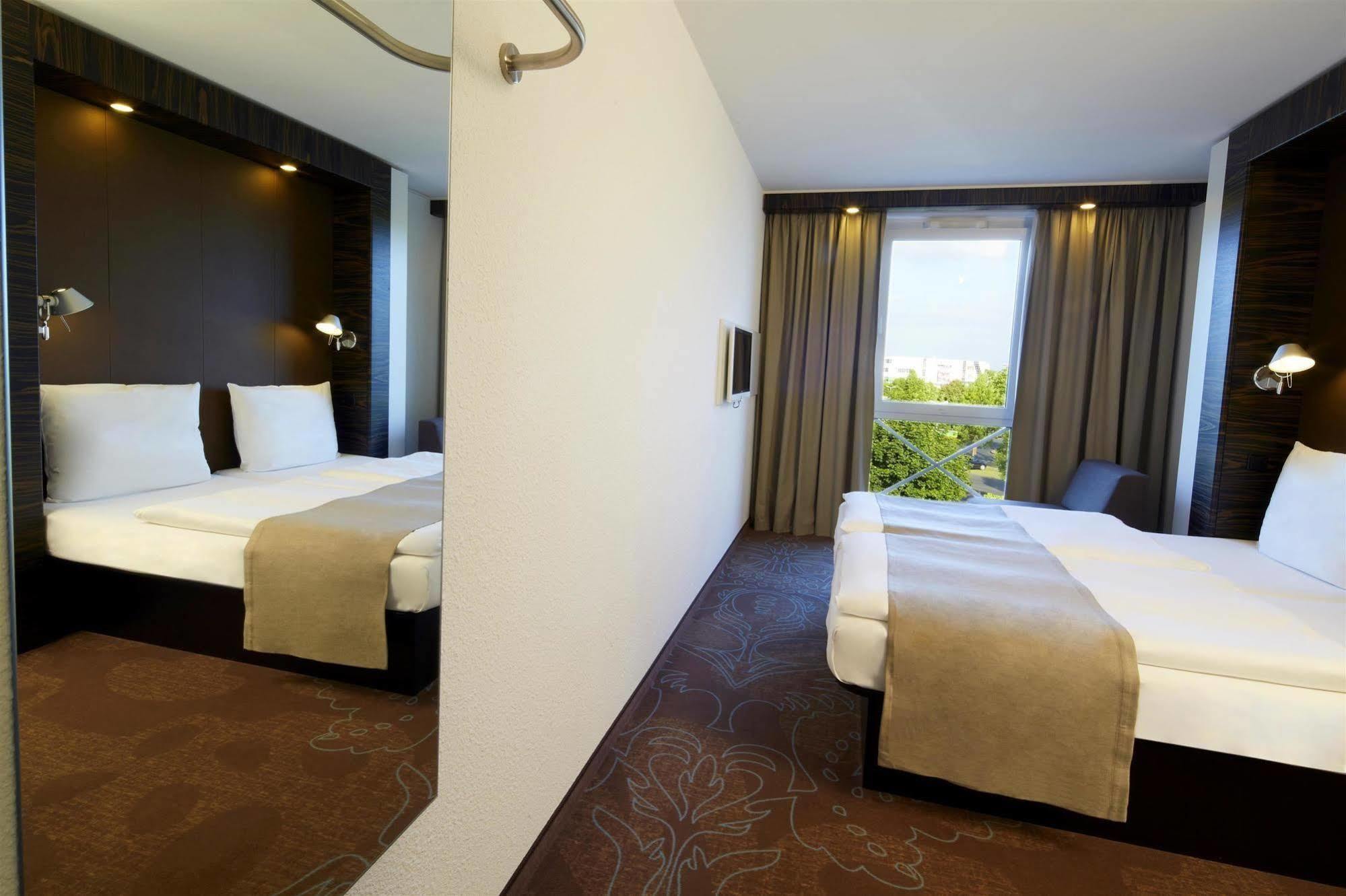 B&B Hotel Muenchen-พุทซ์บรูนน์ ภายนอก รูปภาพ