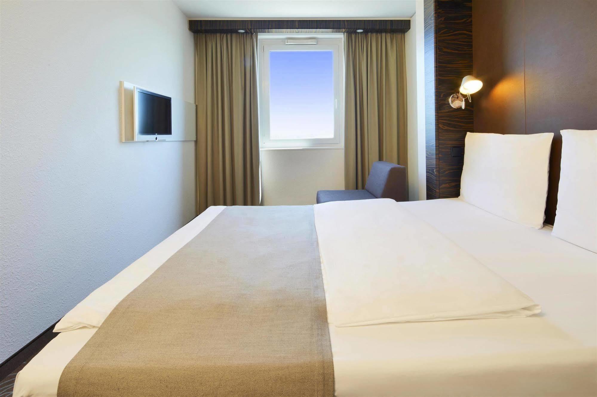 B&B Hotel Muenchen-พุทซ์บรูนน์ ภายนอก รูปภาพ