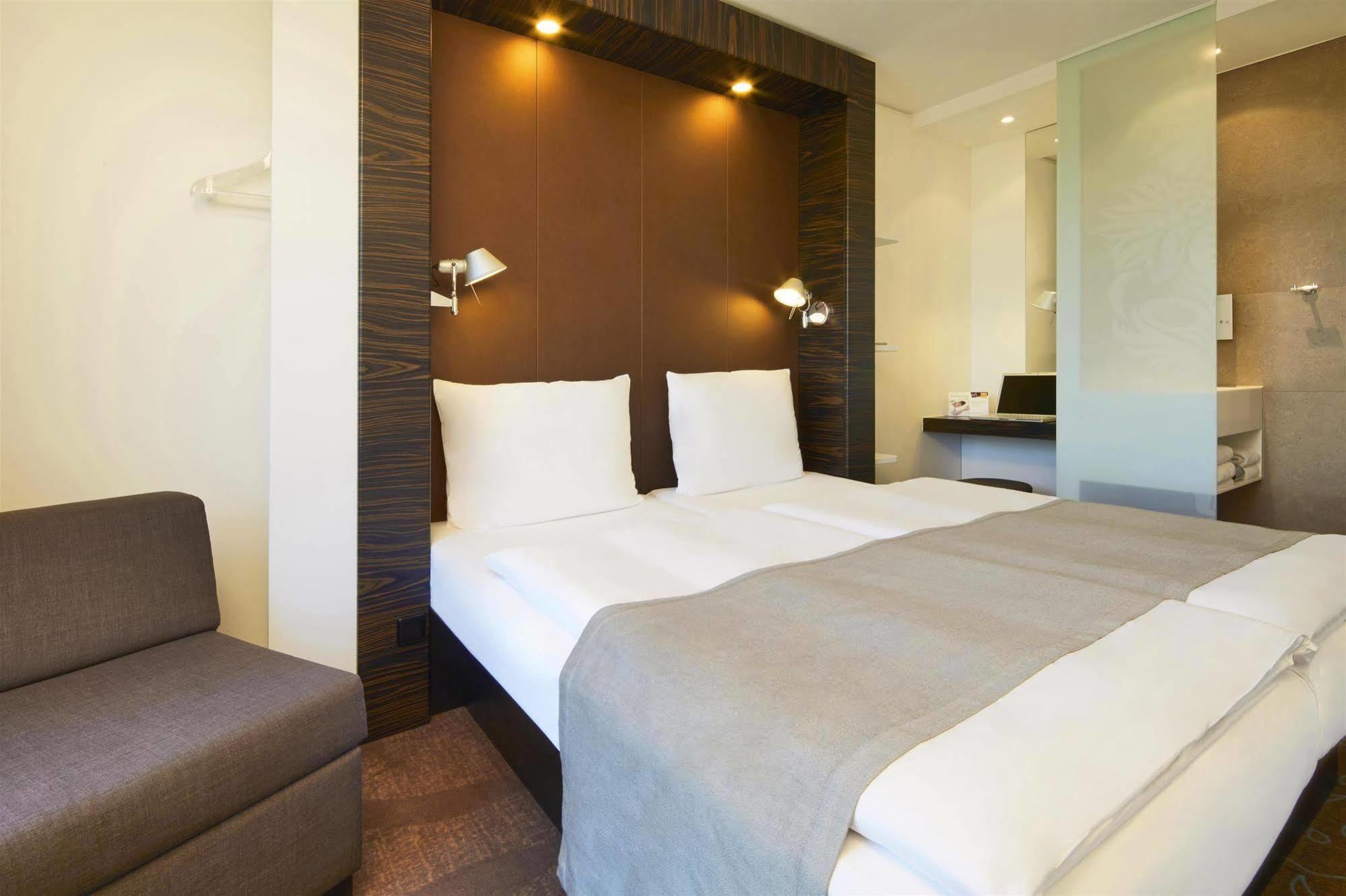 B&B Hotel Muenchen-พุทซ์บรูนน์ ภายนอก รูปภาพ